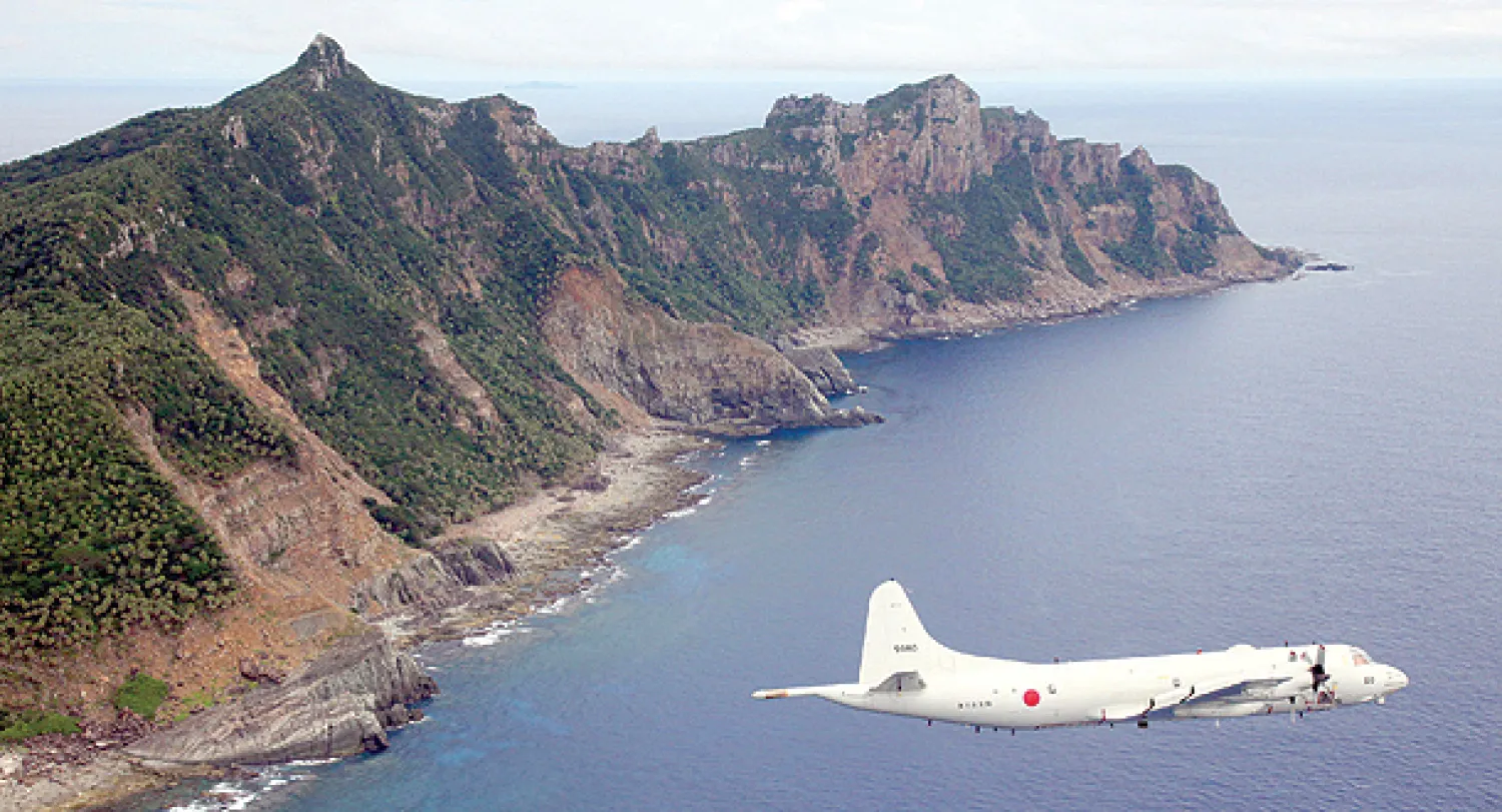 طائرة عسكرية يابانية تحلق قرب الجزر المتنازع عليها مع الصين في 13 أكتوبر (تشرين الأول) 2011 (أ.ف.ب)