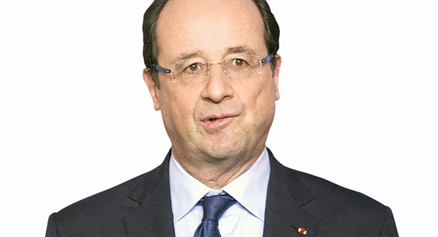 هولاند خلال حضوره توقيع عقود شراكة بين الدولة وشركة «سولفاي» قرب باريس أمس (رويترز)