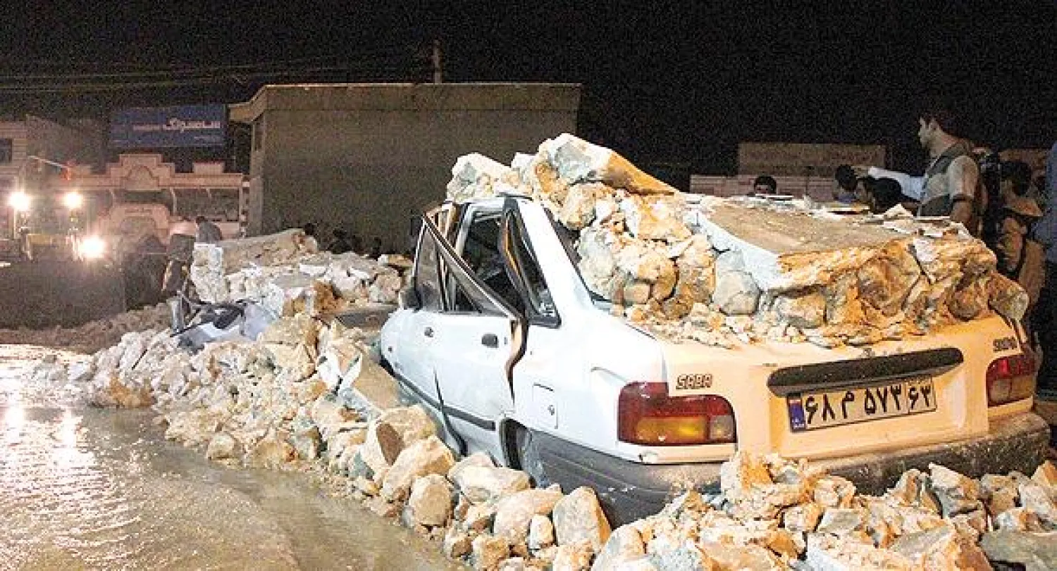مشاهد من الأضرار في مدينة برازجان في منطقة بوشهر بعد الزلزال أمس (أ.ف.ب)