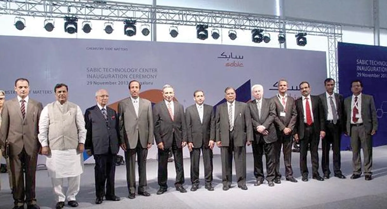 لقطة تذكارية تجمع الأمير سعود بن عبد الله بن ثنيان ومحمد الماضي مع عدد من المسؤولين الهنود (واس)