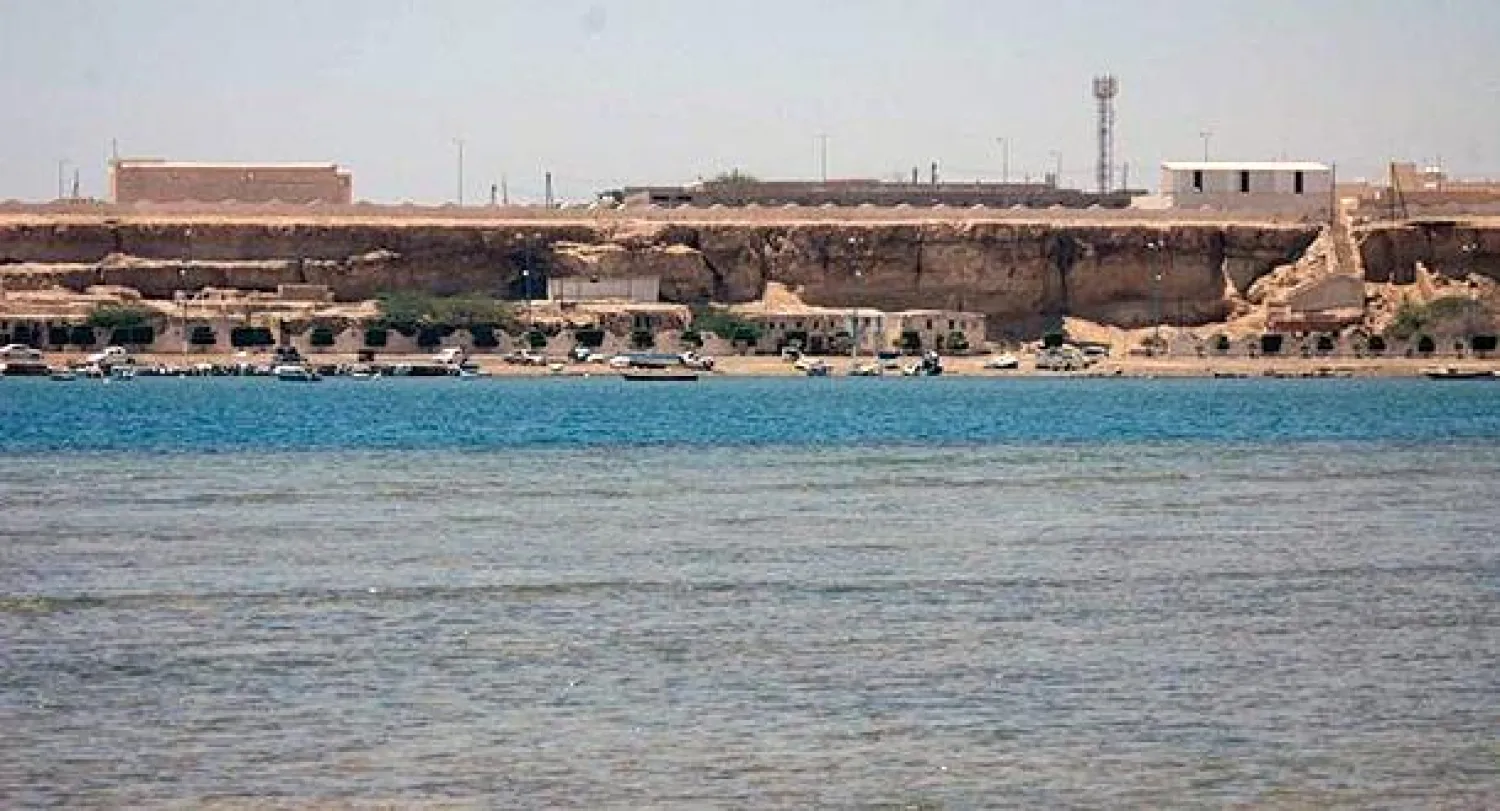 يحتضن محيط «الوجه» الإداري بعض القبور الأثرية  التي تقع على قمم الجبال والقلاع