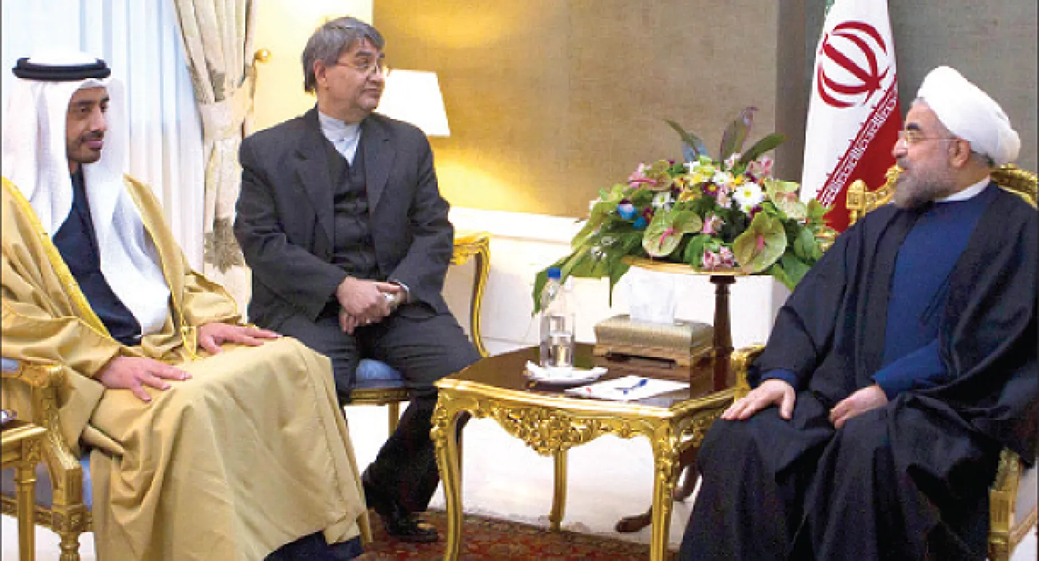 الرئيس الإيراني حسن روحاني لدى استقباله الشيخ عبد الله بن زايد في طهران أمس (أ.ب)