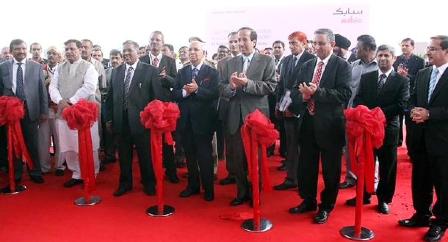 مسئولون هنود مع الإدارة العليا لشركة سابك يتقدمهم الأمير سعود بن عبد الله بن ثينان لدى افتتاح المركز (واس)