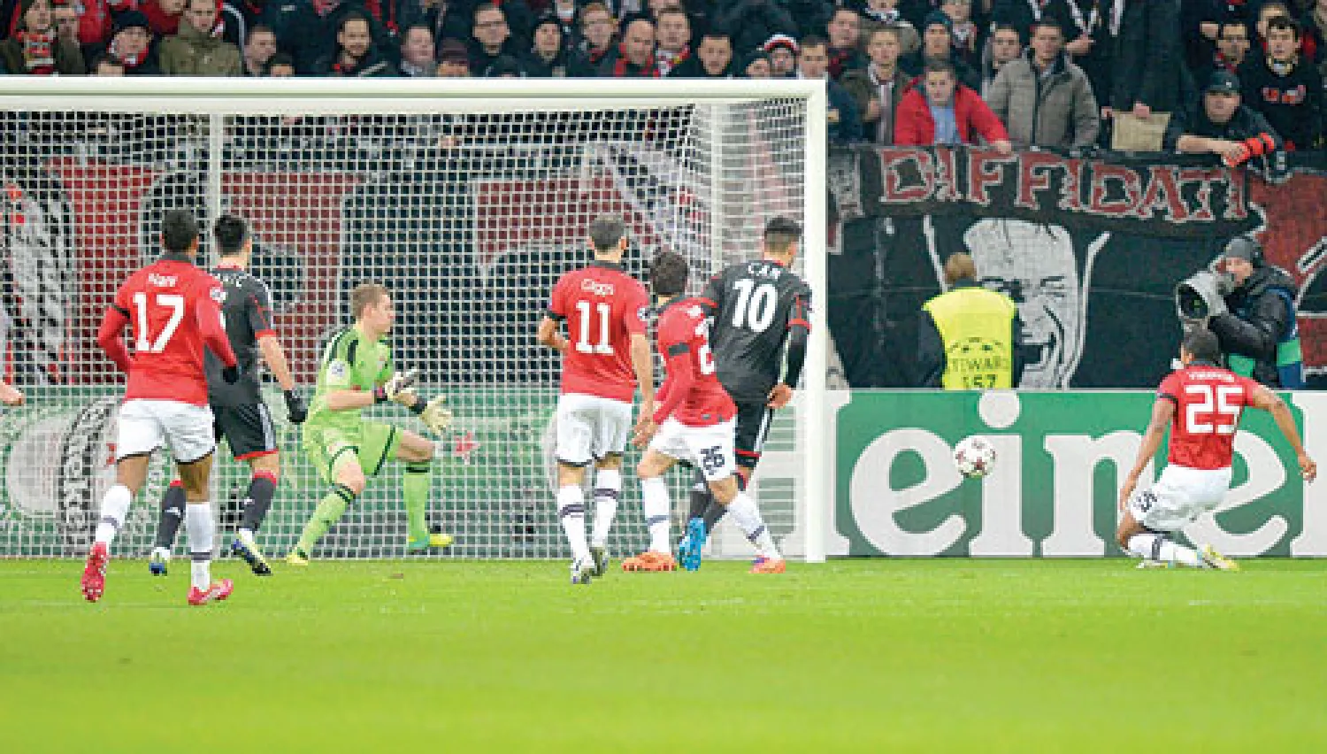 فالنسيا مهاجم يونايتد (يمين) يفتتح مهرجان أهداف فريقه في شباك ليفركوزن (أ.ب)