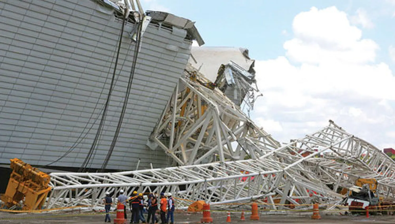 مشهد للجزء المنهار من ملعب ساو باولو إثر سقوط الرافعة (رويترز)