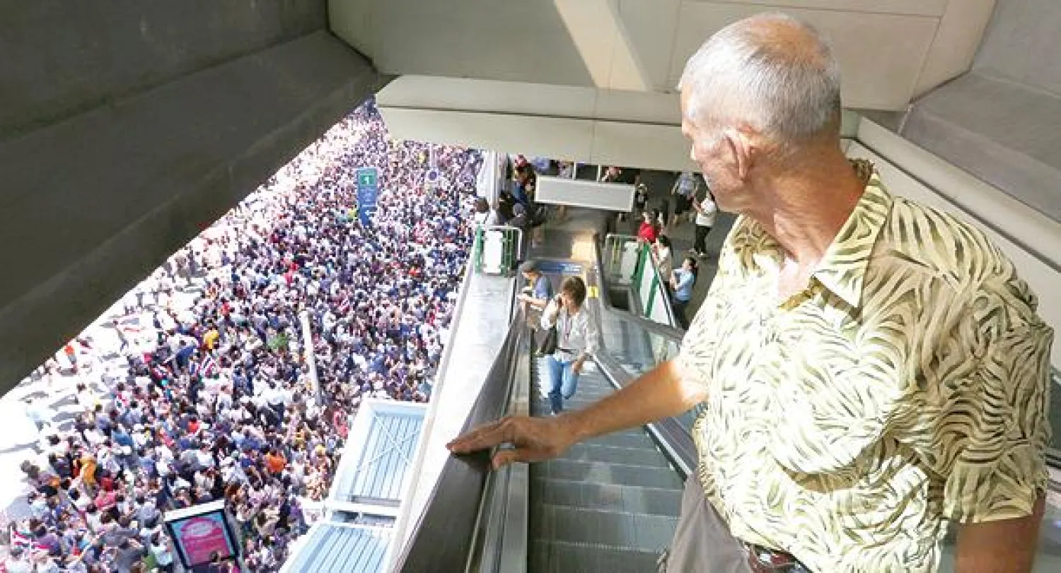 المتظاهرون يهاجمون مقر قيادة الجيش في تايلند