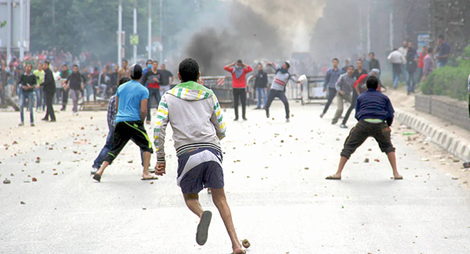 كر وفر بين مؤيدي الرئيس المعزول مرسي وقوات الأمن في أحد شوارع القاهرة أمس (إ.ب.أ)