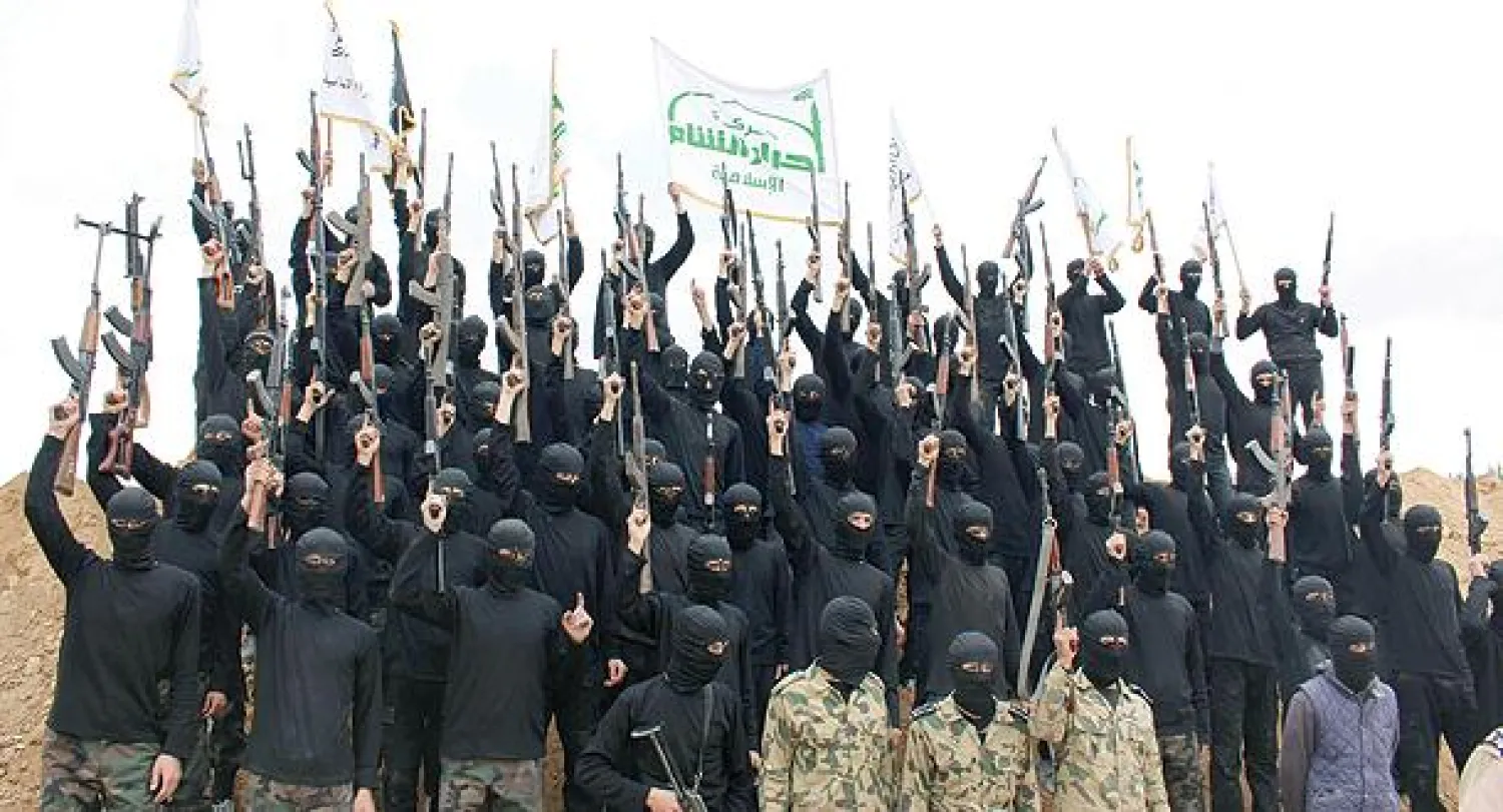 حفل تخرج لعدد من المقاتلين الإسلاميين ضمن «لواء أحرار الشام» في منطقة الغوطة الشرقية قرب العاصمة دمشق أمس (رويترز)