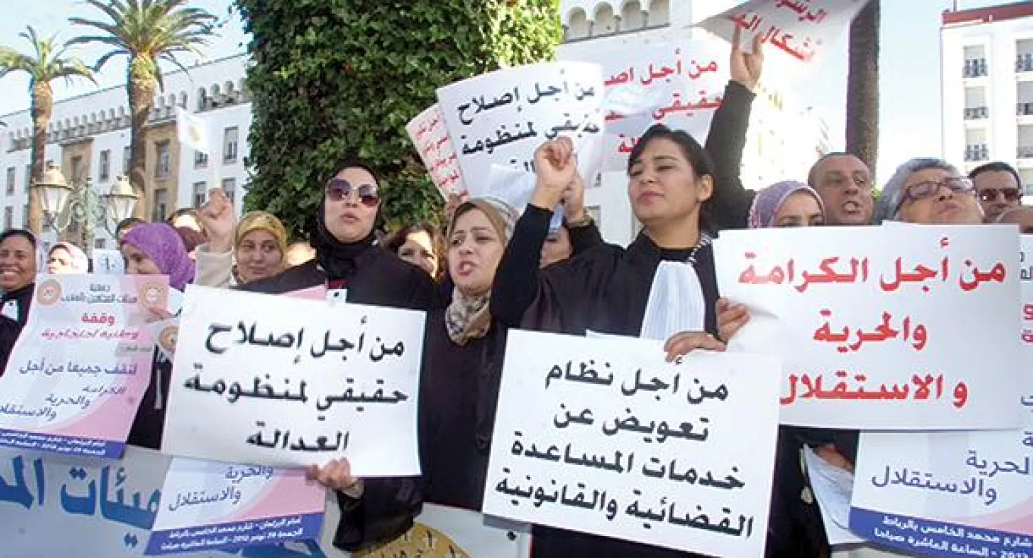 جانب من المظاهرة التي نظمها المحامون المغاربة أمام مقر البرلمان بالرباط أمس (تصوير: مصطفى حبيس)