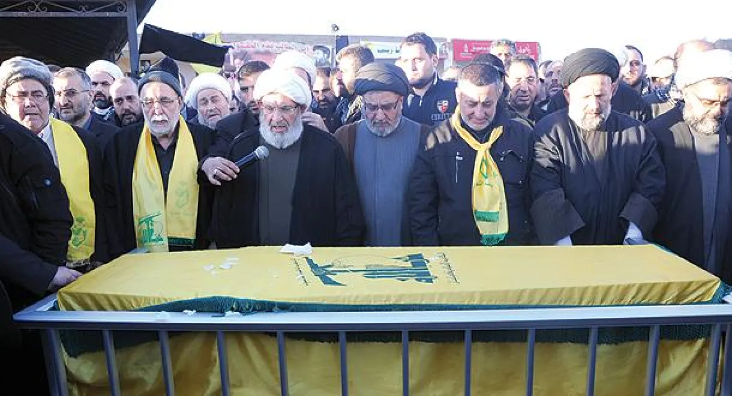 جنازة ابن أخ وزير الزراعة اللبناني الذي قتل في سوريا , في منطقة البقاع اللبناني أمس(أ.ف.ب)