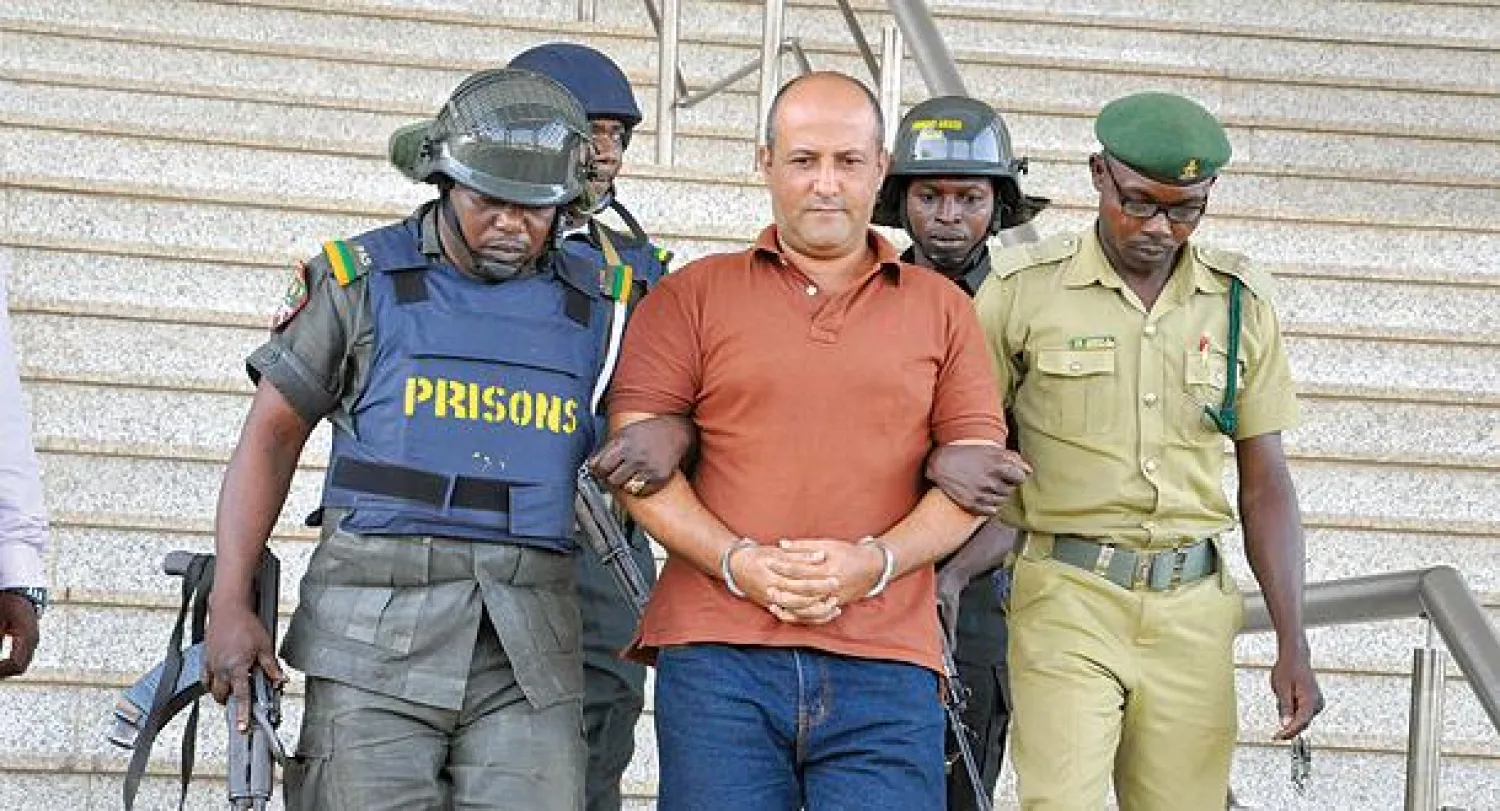 طلال أحمد رضا المتهم بتهريب وحيازة السلاح في نيجيريا اثناء نقله  بعد الحكم عليه بالسجن مدى الحياة أمس(أ.ب)