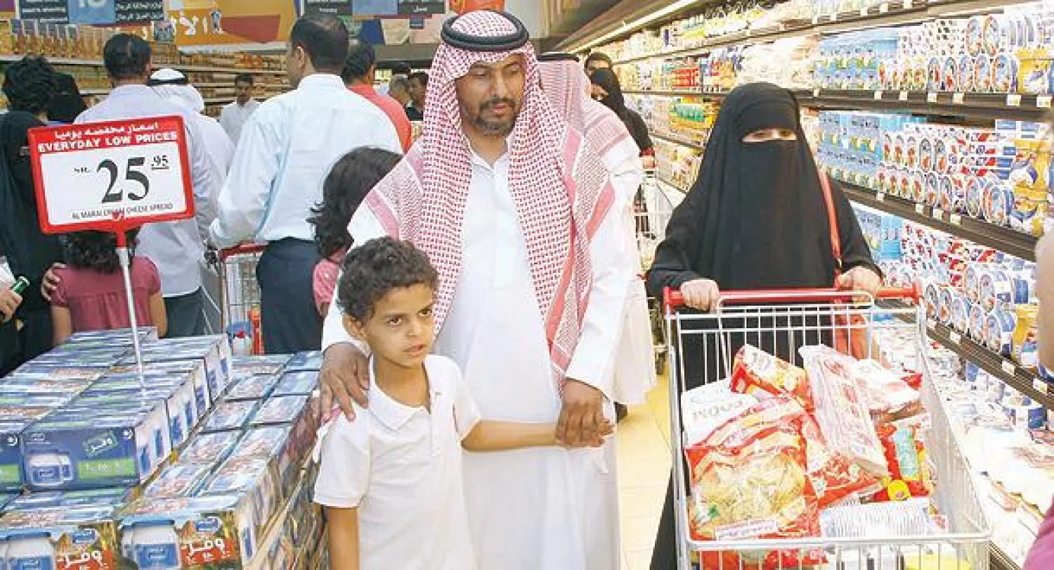 عائلة سعودية تتبضع من أحد متاجر الرياض («الشرق الأوسط»)