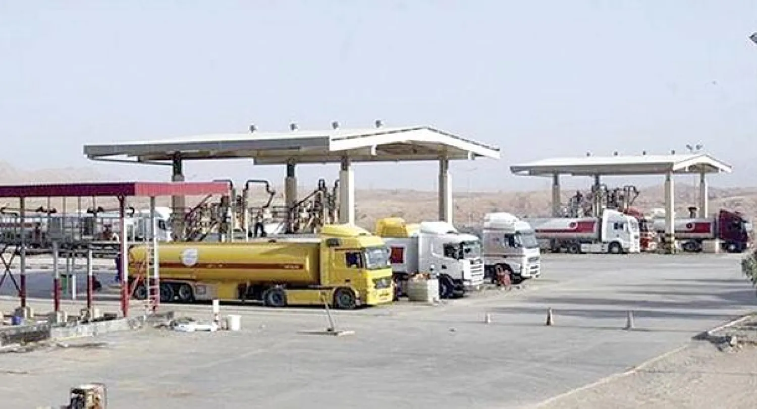 شاحنات تحمل نفط كردستان تنتظر استكمال الإجراءات عند معبر حدودي مع تركيا (رويترز)