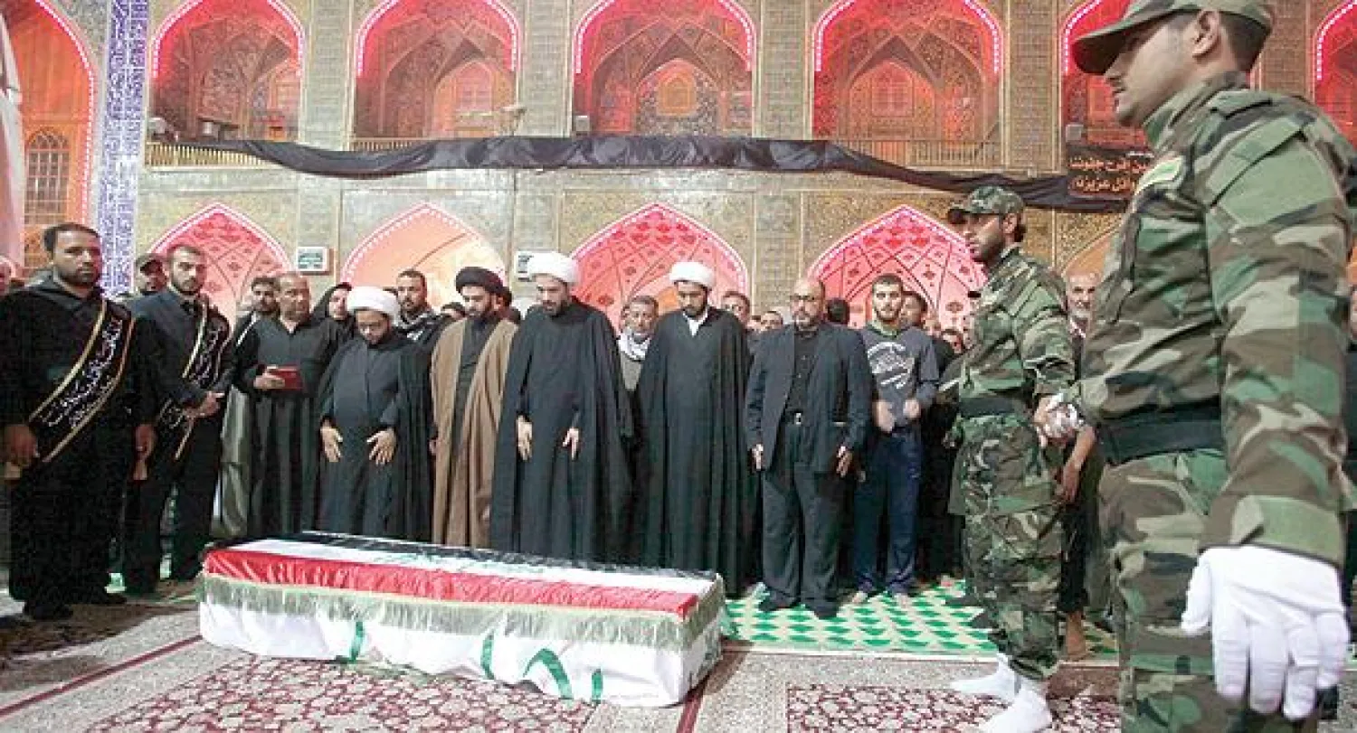 جانب من مراسم تشييع جثمان عنصر من عصائب أهل الحق بالنجف قتل في سوريا أول من أمس (رويترز)