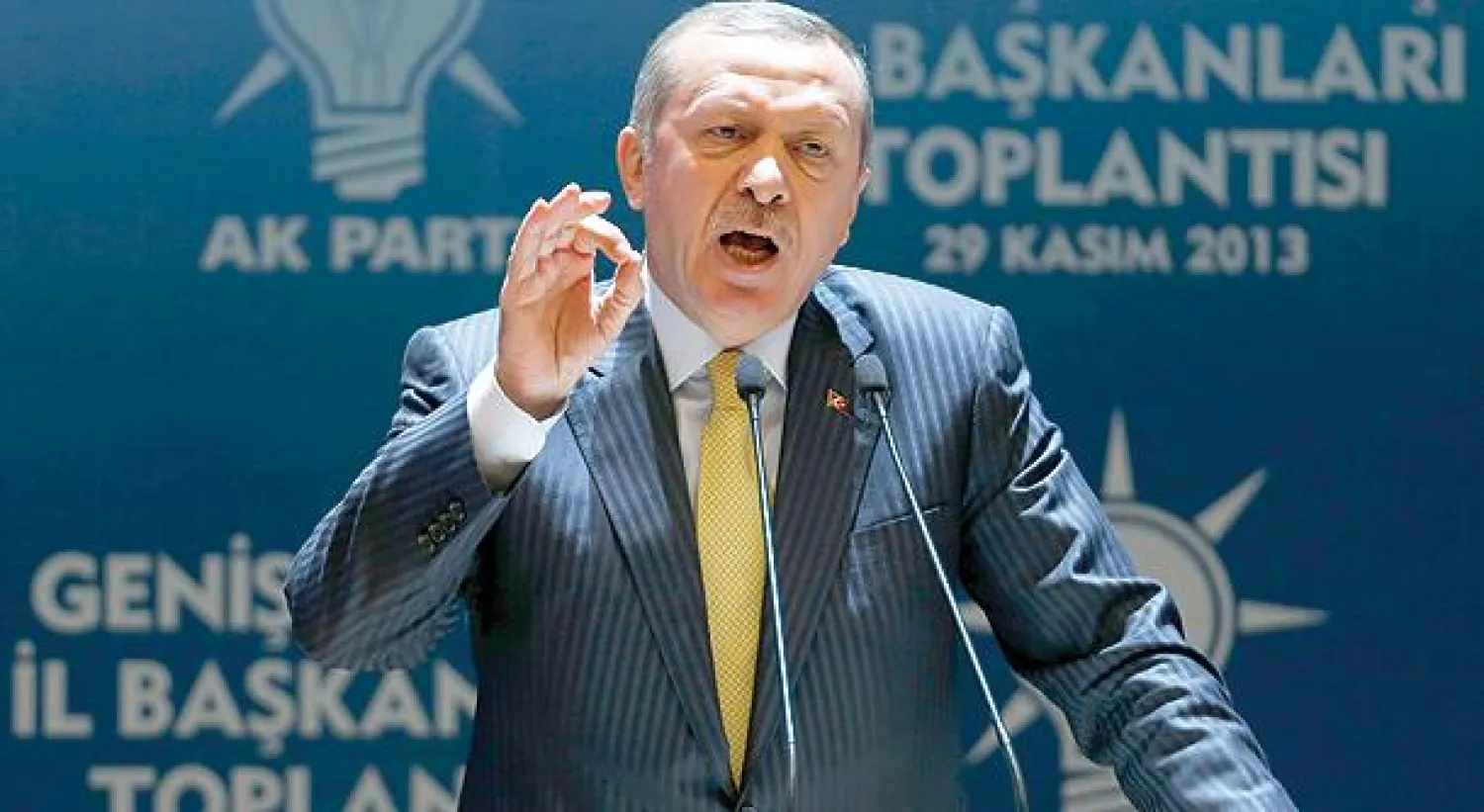 رئيس الوزراء التركي رجب طيب أردوغان يتحدث في اجتماع لحزبه «العدالة والتنمية» بأنقرة أول من أمس (رويترز)