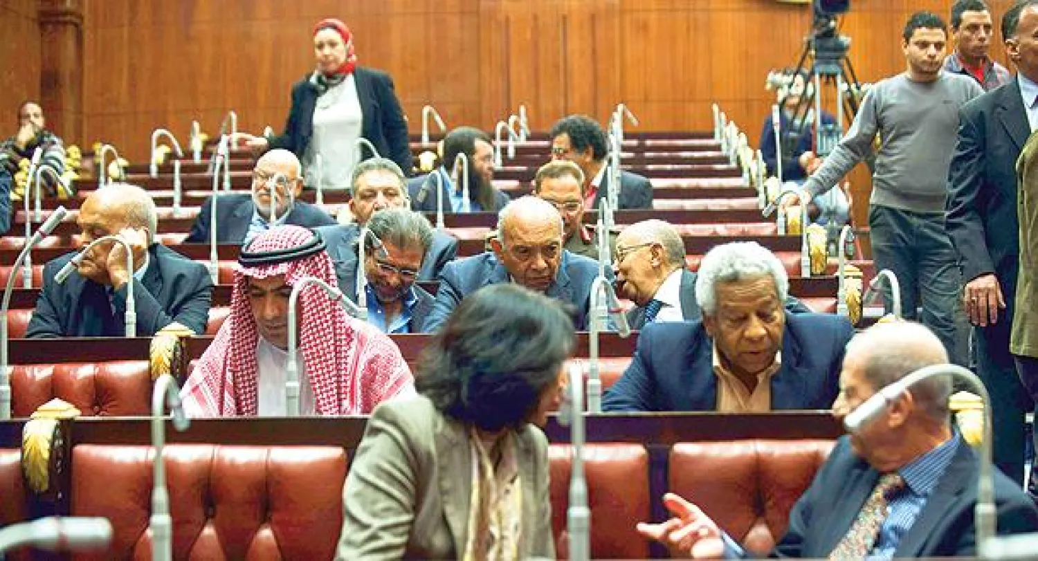 أعضاء لجنة الخمسين خلال مناقشات مسودة الدستور المصري أمس (أ.ف.ب)