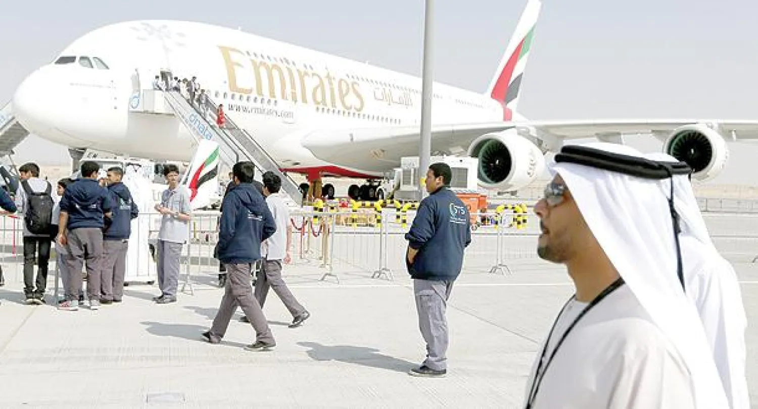 طائرة من طراز «إيرباص إيه 380» تابعة لطيران الإمارات في العرض خلال المعرض  الذي أعلنت فيه الشركة شراء 50 طائرة أخرى بقيمة 20 مليار دولار (أ.ف.ب)