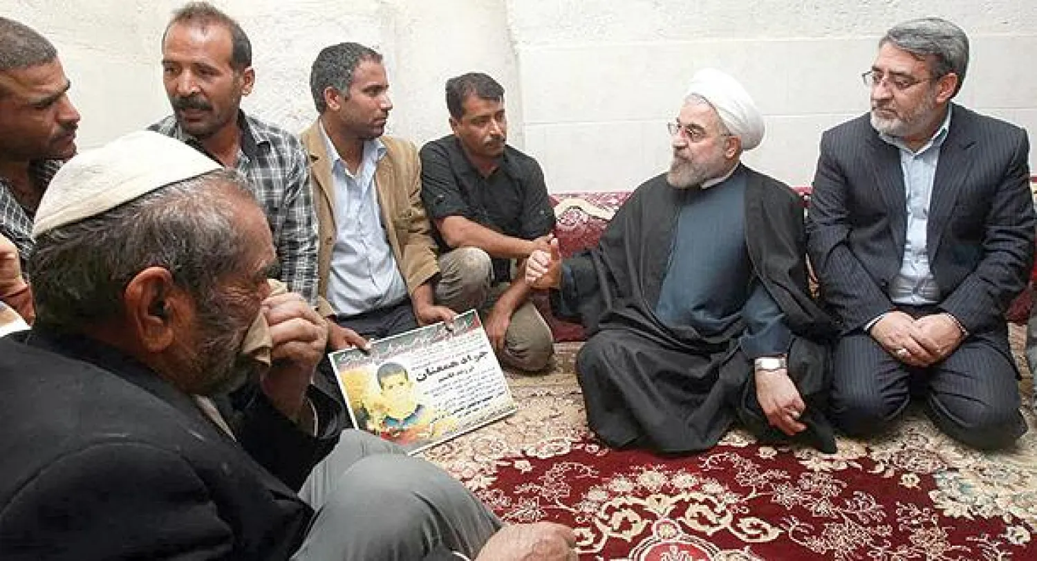 الرئيس الإيراني حسن روحاني لدي استقباله أقارب بعض ضحايا الزلزال الذى وقع مؤخراً قرب محطة بوشهر النووية (أ. ف. ب)