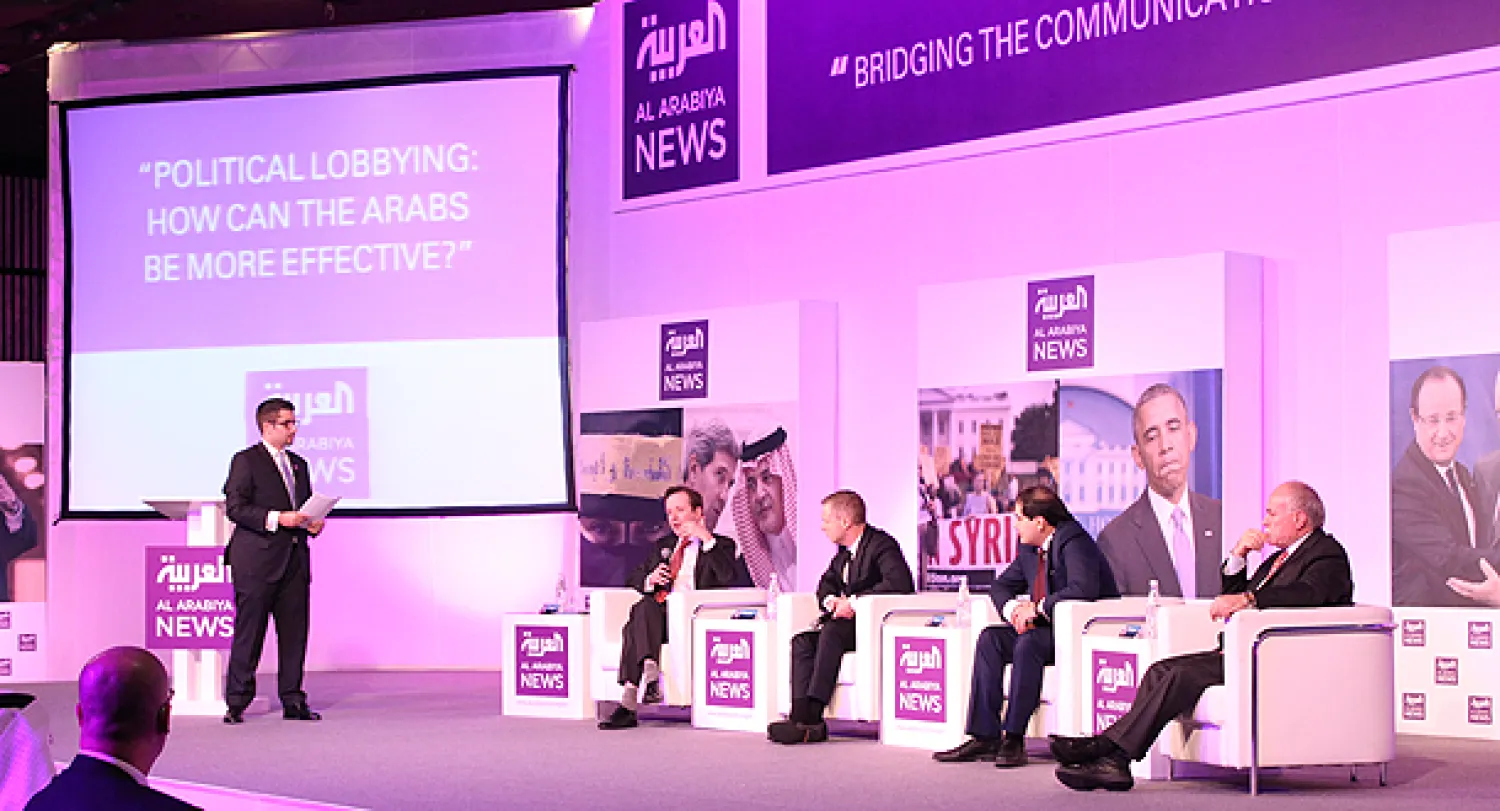 فيصل عباس يحاور كلا من الدكتور عادل الطريفي رئيس التحرير، وكريس دويل وأدريان مونك وهشام ملحم في المنتدى الذي أقيم على هامش الاحتفال («الشرق الأوسط»)