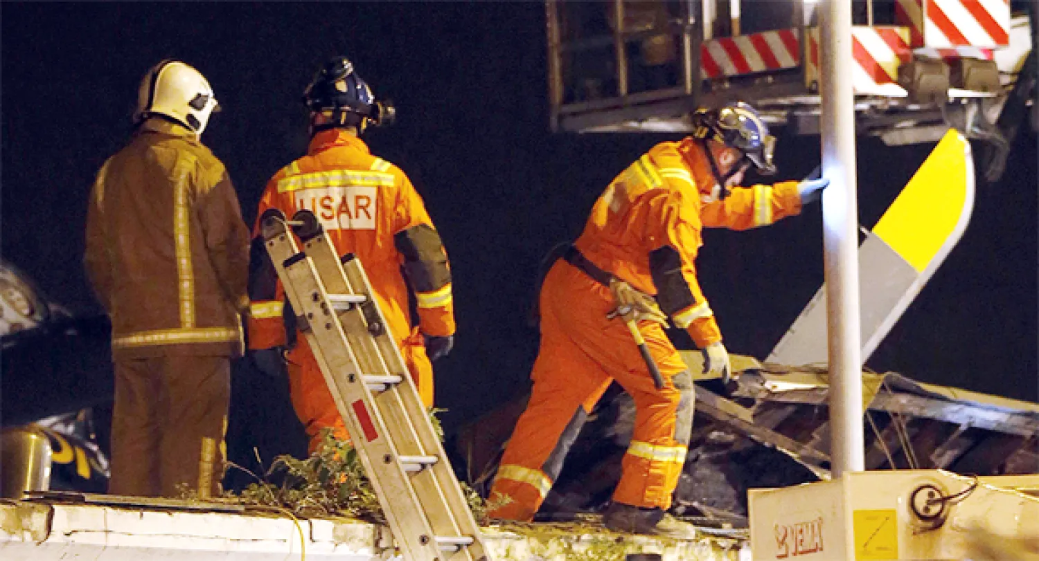 رجال الإنقاذ يحاولون التأكد من خلو المكان من أي شخص والبحث عن جثث تحت الأنقاض (رويترز)