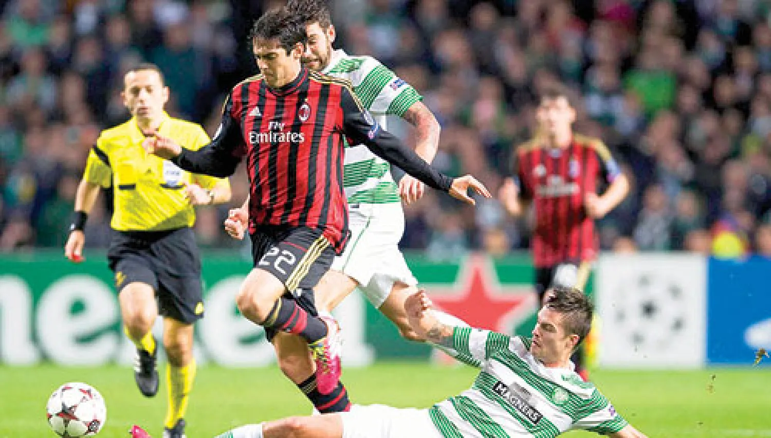 كاكا أظهر تألقا واضحا في مباراة سيلتيك الاسكوتلندي الأخيرة إلى جانب زميله بالوتيللي