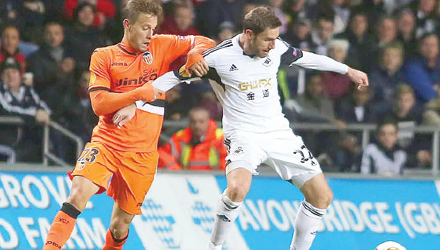 من مباراة فالنسيا الإسباني وسوانزي سيتي الويلزي (د.ب.أ)