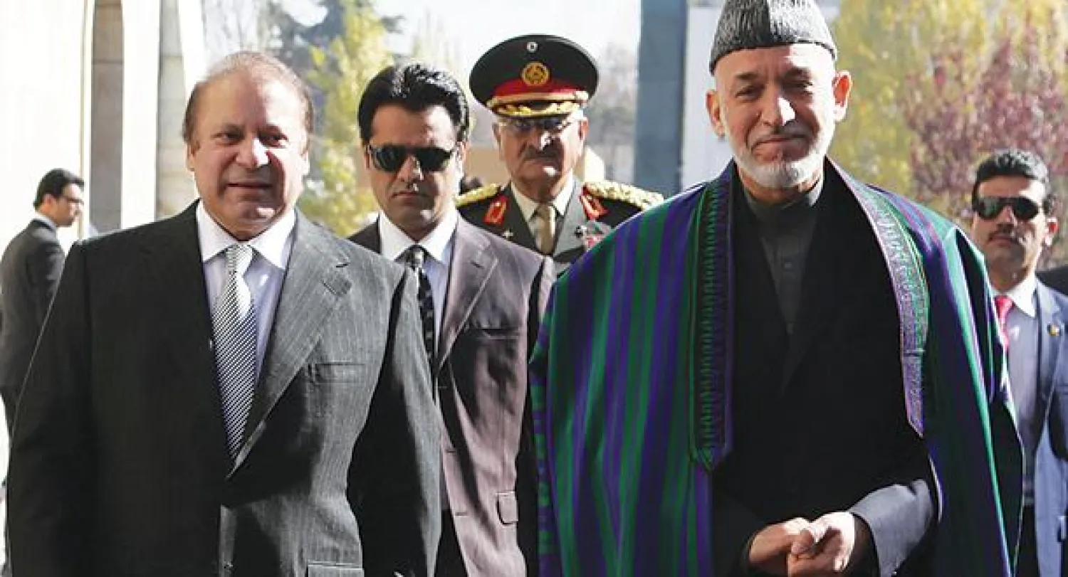 الرئيس الأفغاني حميد كرزاي خلال استضافته رئيس وزراء باكستان نواز شريف في العاصمة كابل أول من أمس (أ.ب)