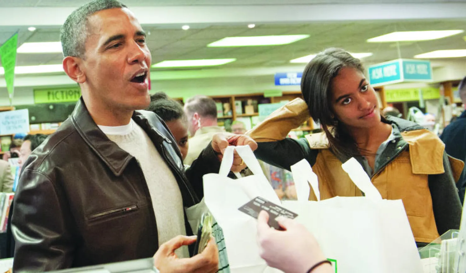 الرئيس أوباما وابنته ماليا داخل متجر «بوليتكس آند بروز» للكتب (أ.ف.ب)