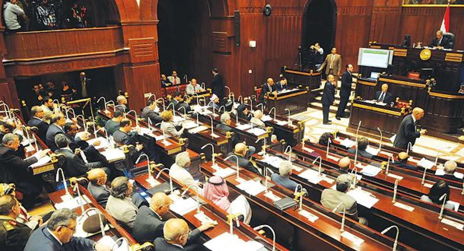 أعضاء لجنة الخمسين لتعديل الدستور المصري خلال الجلسة الثانية لإقرار المواد المتبقية أمس (رويترز)