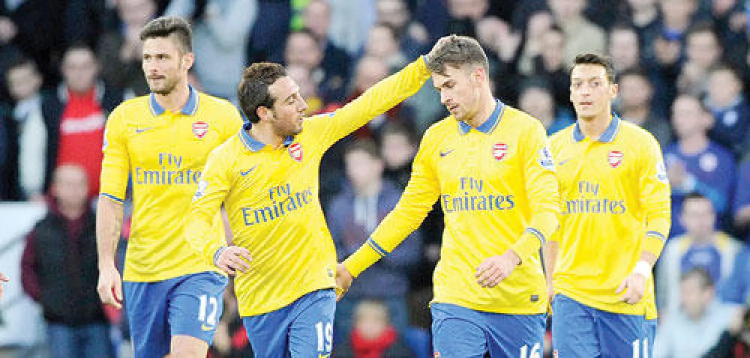 لاعبو آرسنال يحتفلون بأحد أهدافهم في مرمى كارديف سيتي (رويترز)