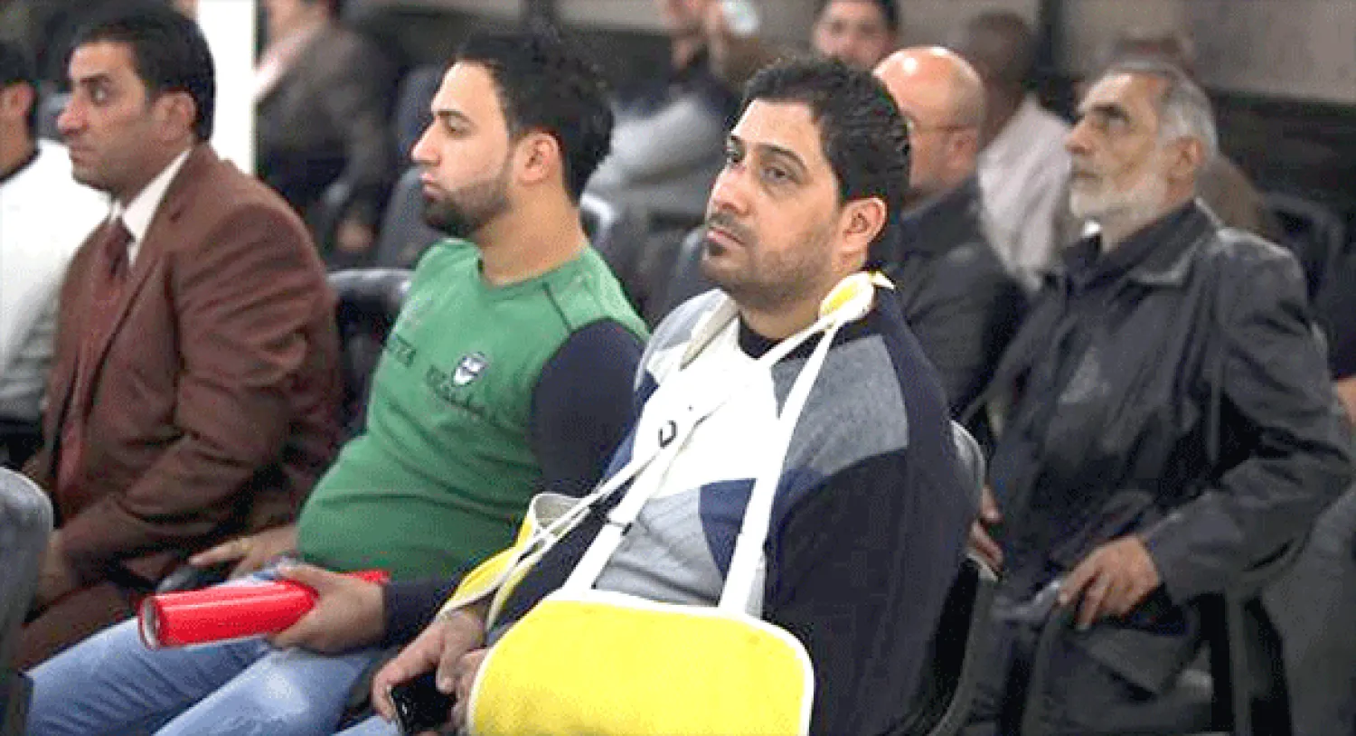 لقطة لصاحب مقهى مصاب إثر تفجير انتحاري (أ.ف.ب) 