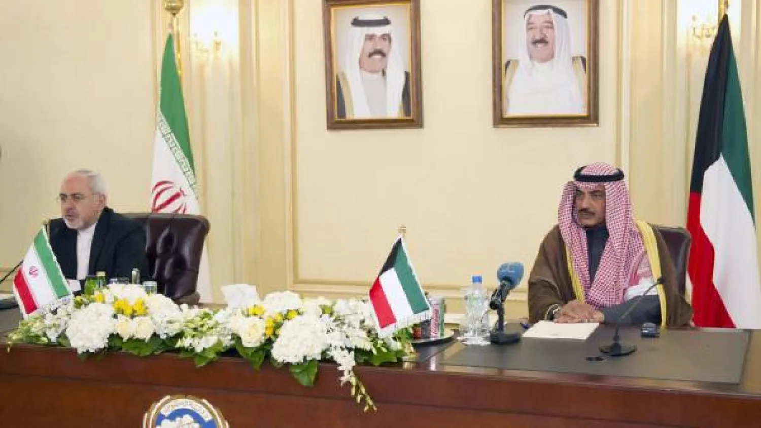 ظريف مع نظيره الكويتي الشيخ صباح خالد الحمد الصباح أثناء المؤتمر الصحافي في الكويت