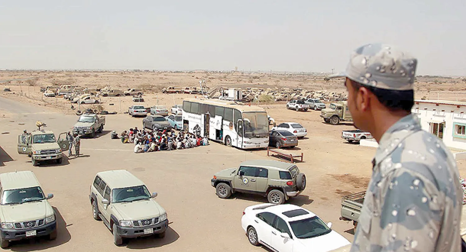 حرس حدود منطقة جازان ينقل عددا من المتسللين الإثيوبيين إلى مراكز الإيواء («الشرق الأوسط»)