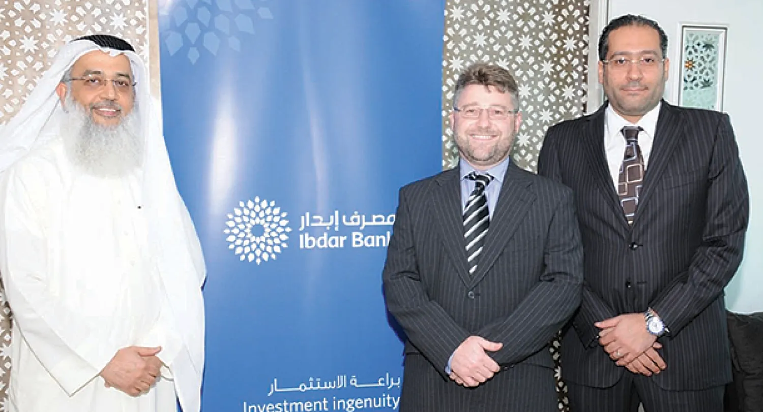 سميح عبد الله الخان الرئيس التنفيذي للعمليات وبول ميرسر رئيس مجلس الإدارة ومحمد الجاسم الرئيس التنفيذي للاستثمار في بنك «إبدار» الذي أعلن عن تأسيسه أمس («الشرق الأوسط»)