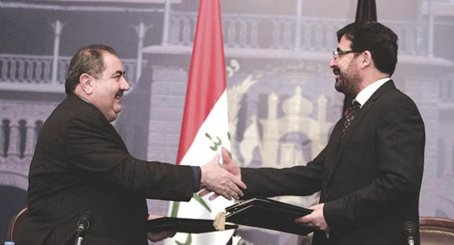 وزير الخارجية العراقي هوشيار زيباري يتبادل مذكرة تفاهم  بشأن تسهيل الزيارات الدينية مع نظيره الأفغاني زرار أحمد عثماني في كابل أمس (أ.ب)