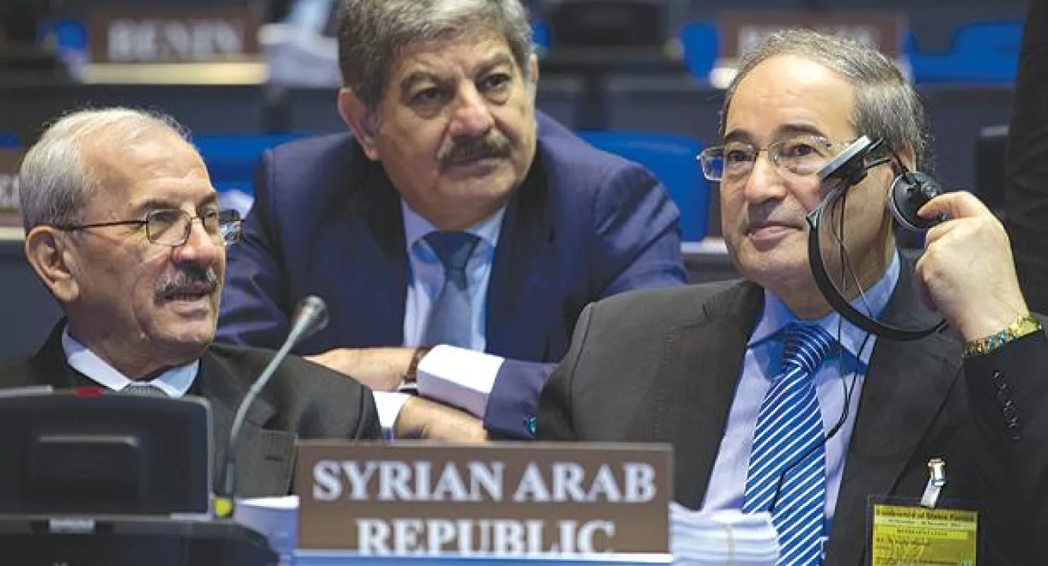 فيصل المقداد مساعد وزير الخارجية السوري خلال حضوره مؤتمرا عقدته  منظمة حظر الأسلحة الكيماوية في لاهاي أمس (أ.ب)