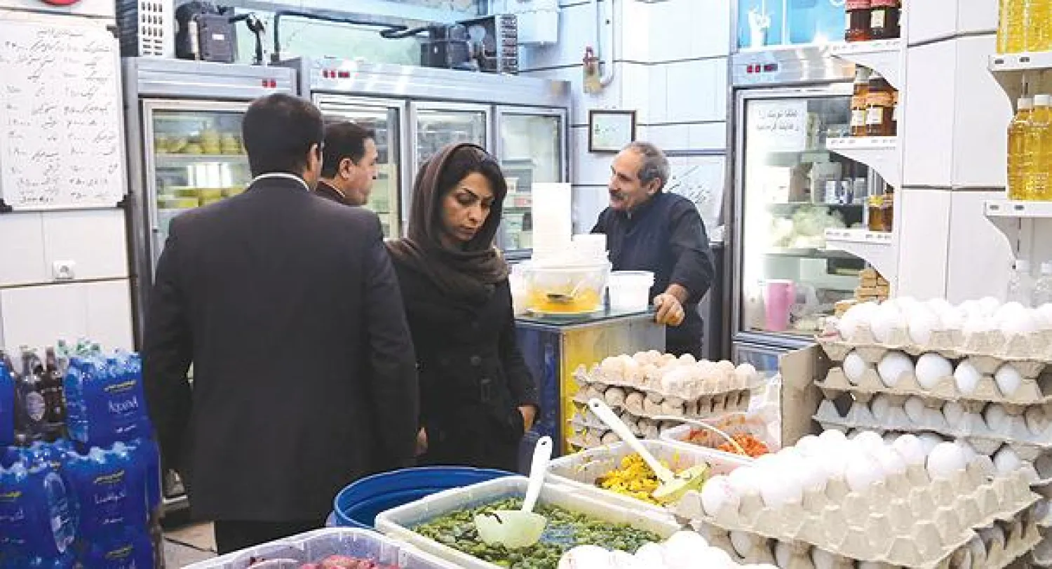 إيرانيون يتسوقون في طهران أمس في وقت تتزايد فيه التكهنات حول إمكانية تخفيف العقوبات نهاية الشهر (إ.ب.أ)