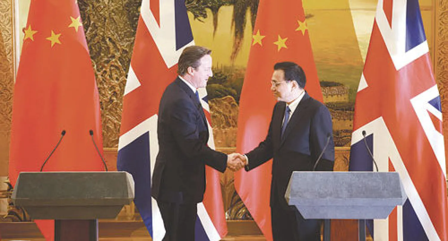 رئيس الوزراء البريطاني يصافح نظيره الصيني لي كه تيانغ بعد توقيع اتفاقيات تجارية في قاعة «الشعب» ببكين خلال زيارة رسمية تستغرق ثلاثة أيام (رويترز)