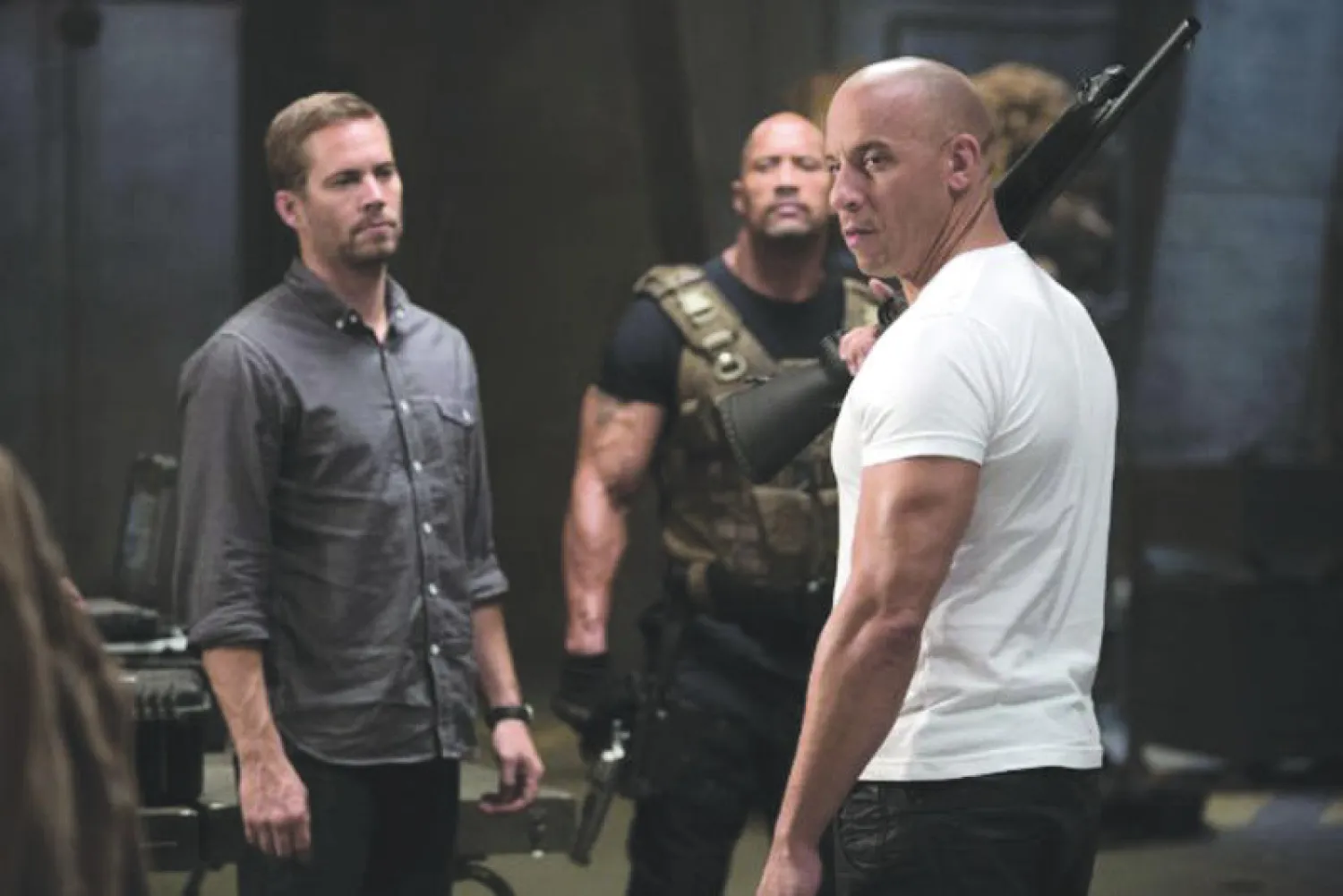 بول ووكر (إلى اليسار) مع شريكيه في البطولة فن ديزل ودواين جونسون