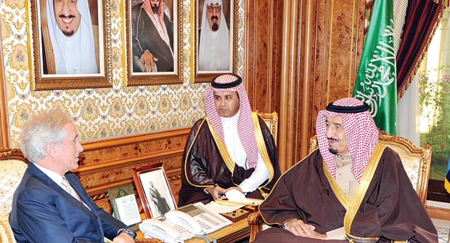 الأمير سلمان خلال لقائه عضو لجنة العلاقات الخارجية بمجلس الشيوخ الأميركي في الرياض أمس (واس)