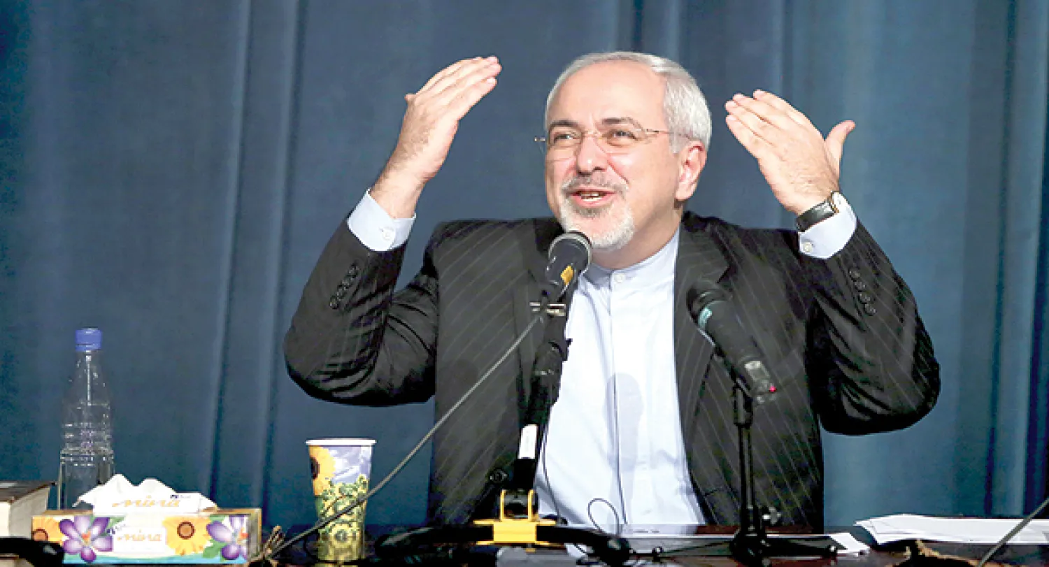 وزير الخارجية الإيراني محمد جواد ظريف خلال لقائه أمس بطلبة في جامعة طهران (أ.ب)