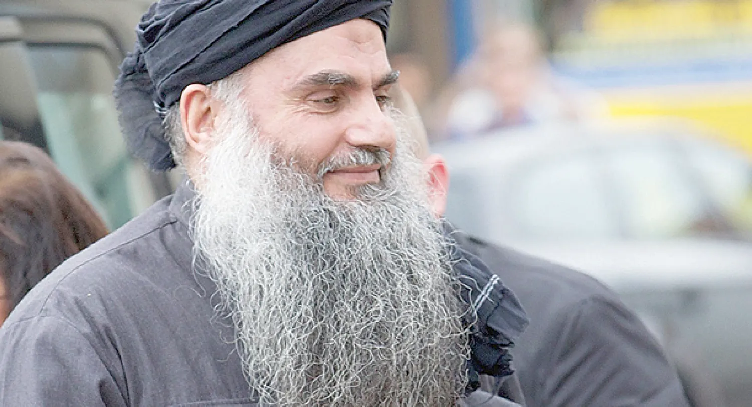 أبو قتادة إبان وجوده في بريطانيا قبل ترحيله إلى الأردن (أ.ف.ب)