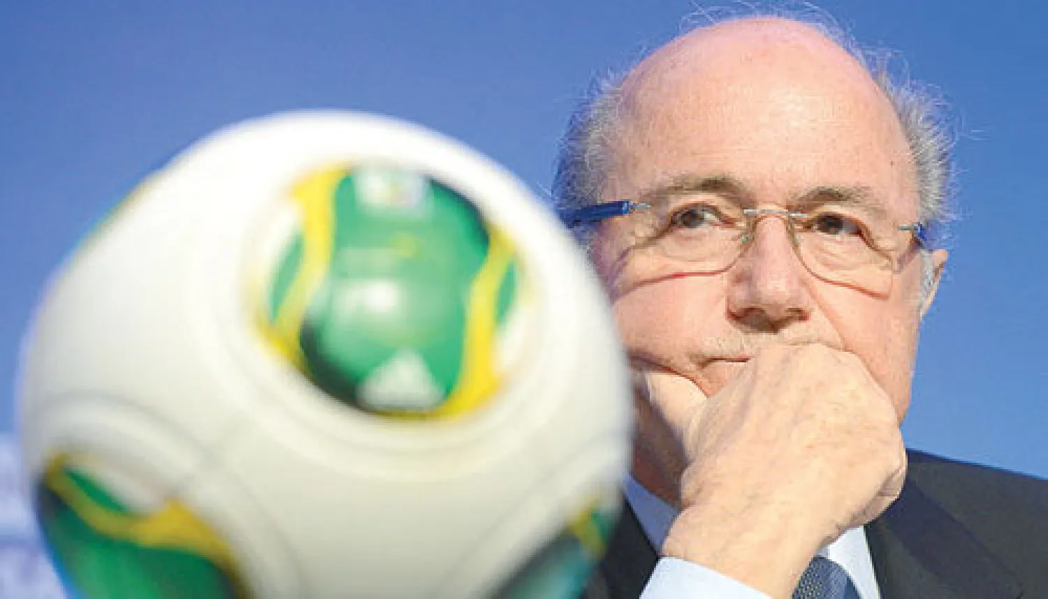 بلاتر رئيس الفيفا يتابع عملية تقسيم مستويات منتخبات مونديال 2014 أمس (إ.ب.أ)