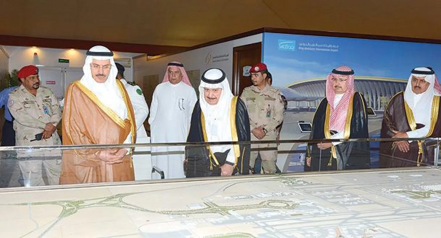 رئيس هيئة الطيران المدني ووزير الاقتصاد السعودي  خلال زيارتهما لمطار الملك عبد العزيز الدولي بجدة («الشرق الأوسط»)