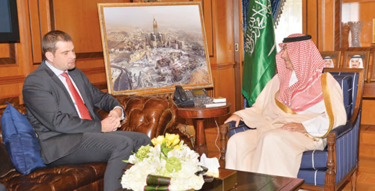 الأمير عبد العزيز بن عبد الله خلال لقائه المسؤول بالخارجية السلوفينية أمس (واس)