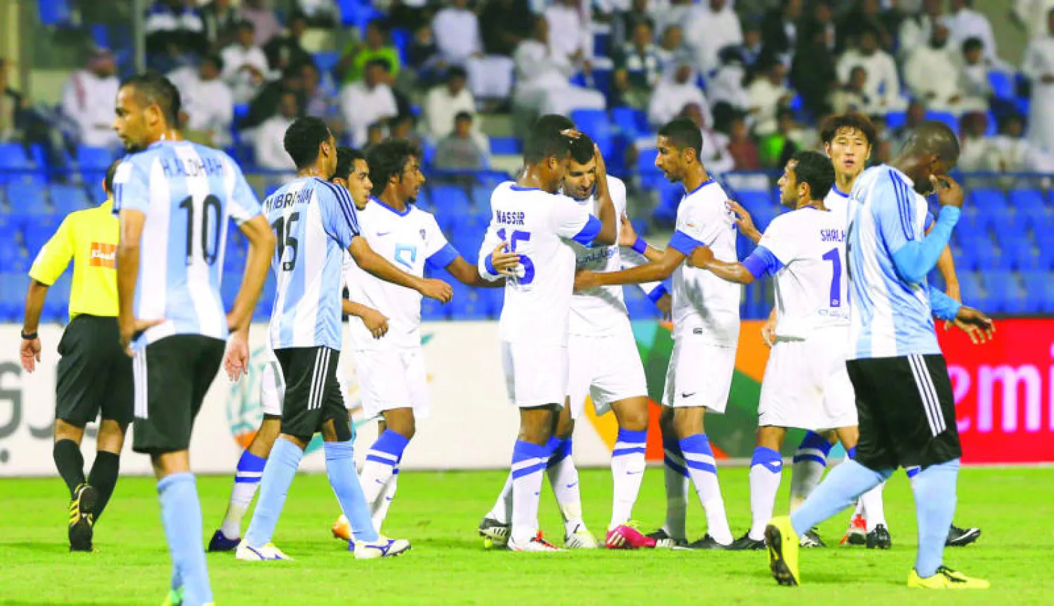 لاعبو الهلال يحتفلون بأحد أهدافهم في مرمى النهضة (تصوي: رعبد العزيز النومان)