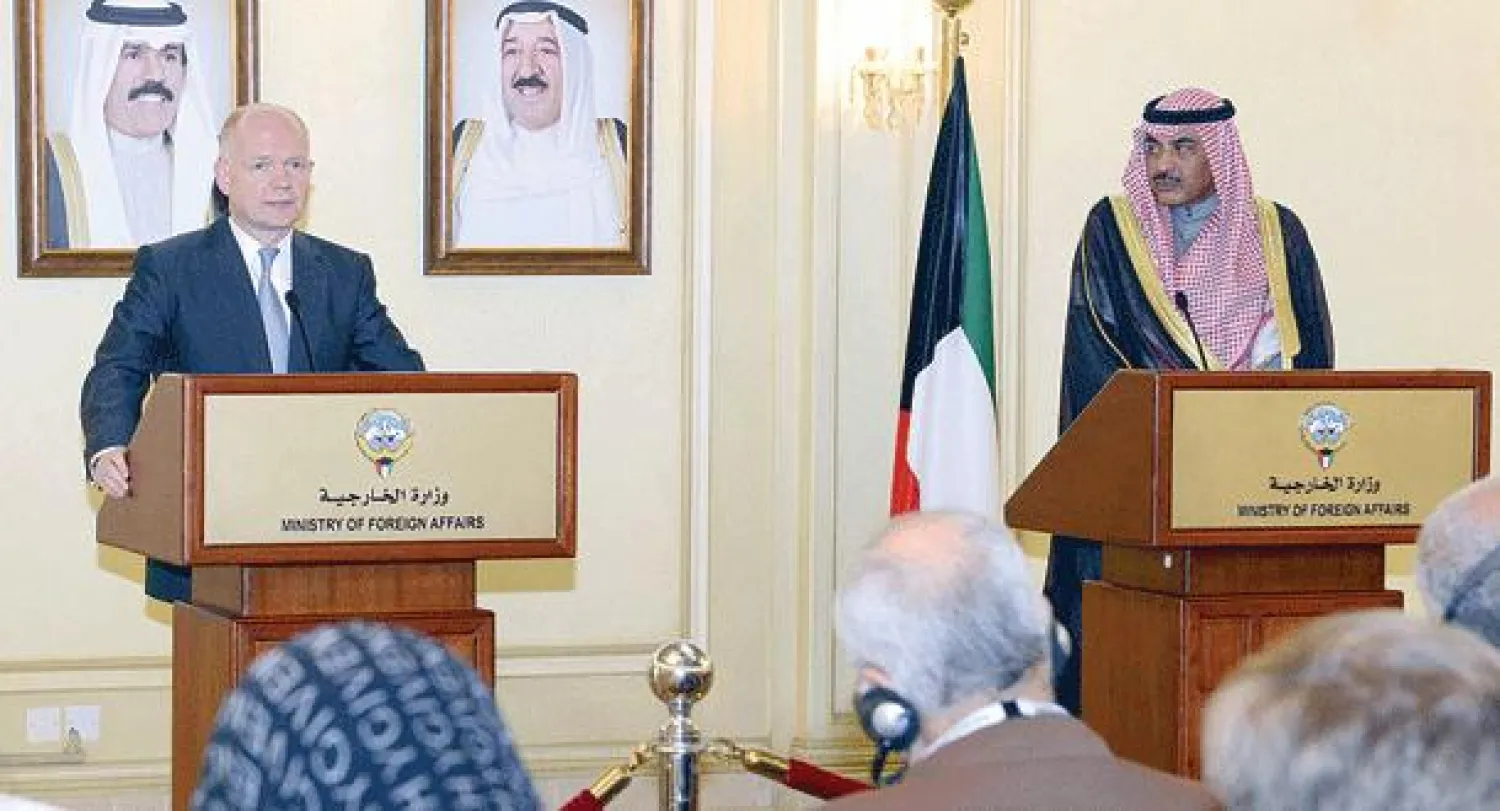 وزير الخارجية البريطاني ويليام هيغ لدى حضوره مؤتمرا صحافيا مشتركا مع نظيره الكويتي الشيخ صباح الخالد الحمد الصباح في الكويت أمس (أ.ف.ب)