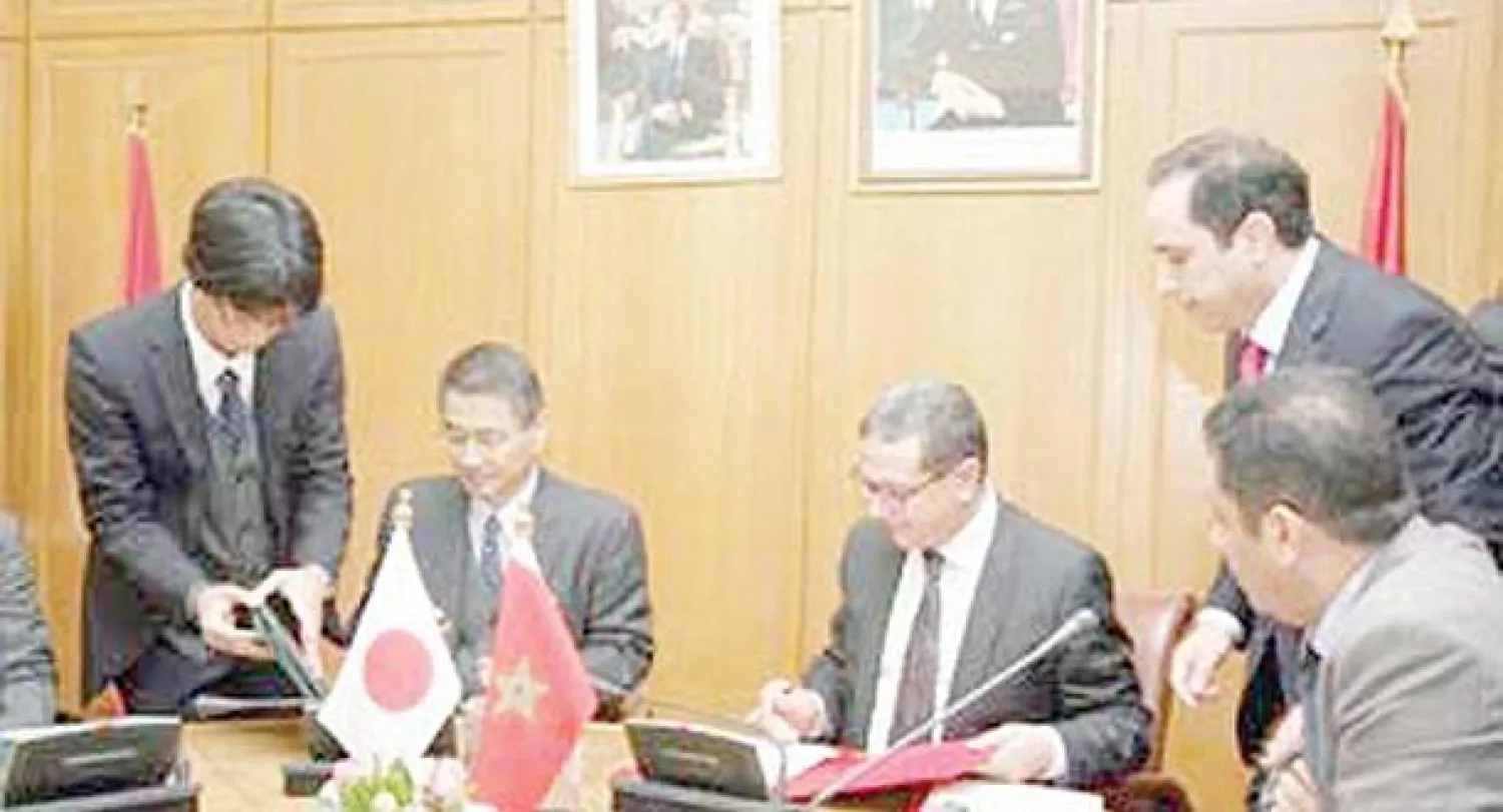 وزير المالية والاقتصاد المغربي محمد بوسعيد وتسونيو كوروكاوا السفير الياباني  يوقعان على اتفاقية القرض في الرباط («الشرق الأوسط»)