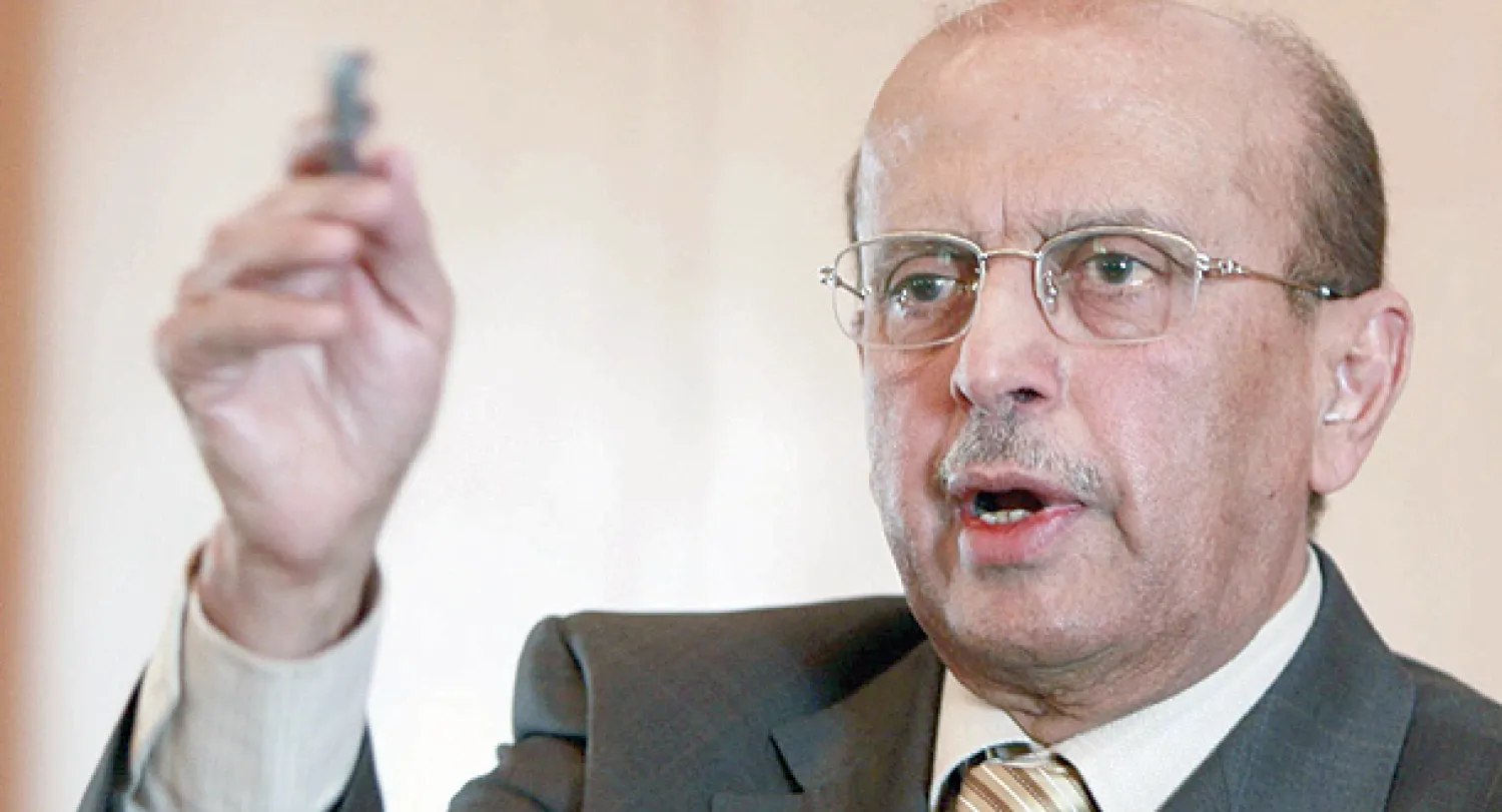 أكد وزير الخارجية اليمن الدكتور أبو بكر القربي، أن بلاده طرحت أمام القمة الأمنية الإقليمية (حوار المنامة 2013)، حاليا، جملة من المخاطر والمخاوف الأمنية التي يواجهها اليمن، من بينها تدفق اللاجئين بعشرات الآلاف من القرن الأفريقي على بلاده، واستغلال تنظيم القاعدة لتلك الظروف لتسريب عناصرها إلى الدا...