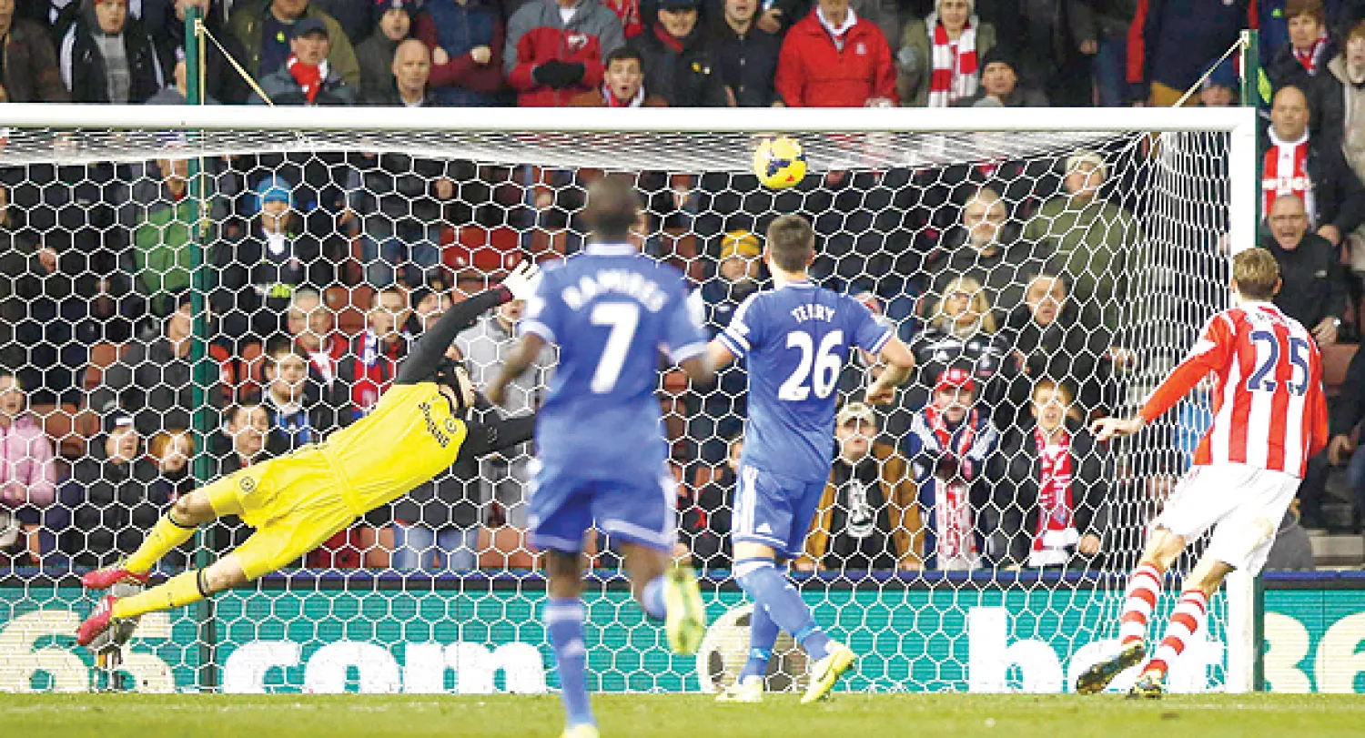 الكرة تأخذ طريقها إلى شباك تشيلسي في المباراة التي خسرها الأخير أمام ستوك سيتي (رويترز)